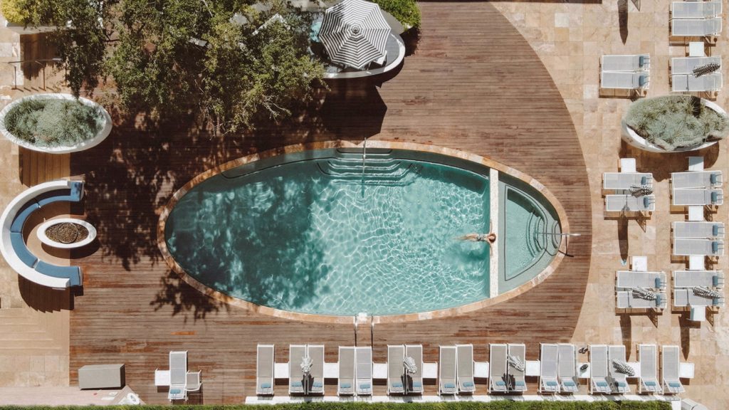 Four Seasons Hotel Houston pool area